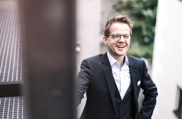 Bild zeigt Christian Oberhumer während einer Besprechung