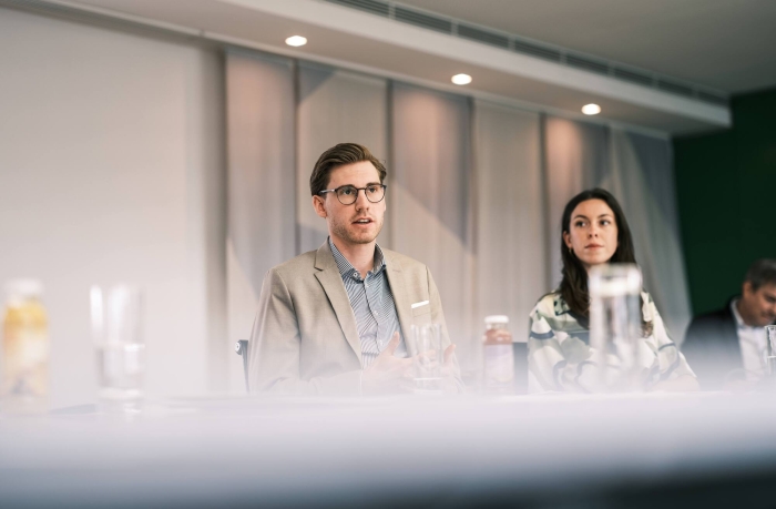 Bild zeigt Kollegen in eine Besprechung