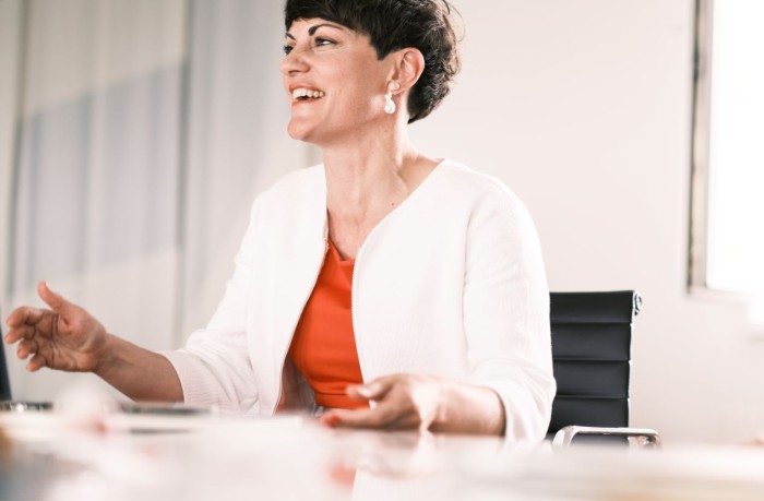 MMag. Dr. Nikola Leitner-Bommer während einer Besprechung