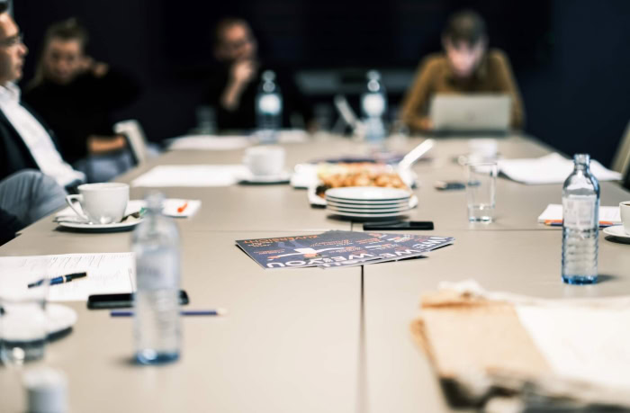 Bild zeigt Tisch im Besprechungsraum, auf dem Tisch liegen Mitarbeitermagazine