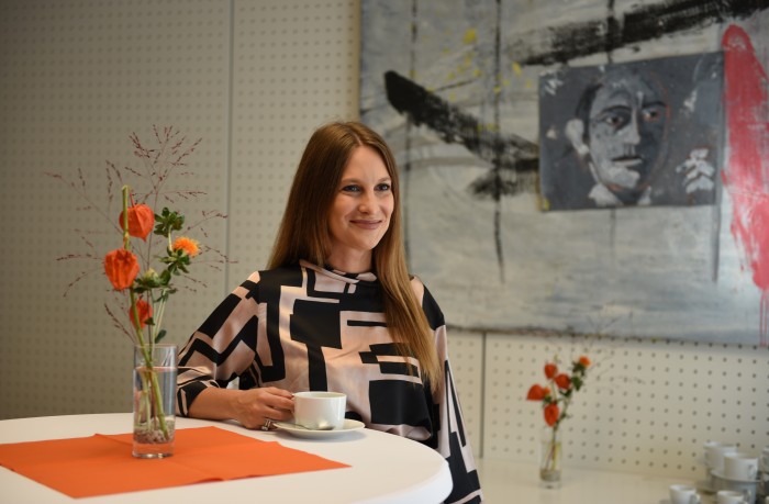Christina Hödlmayr bei einer Besprechung, mit einer Tasse Kaffee