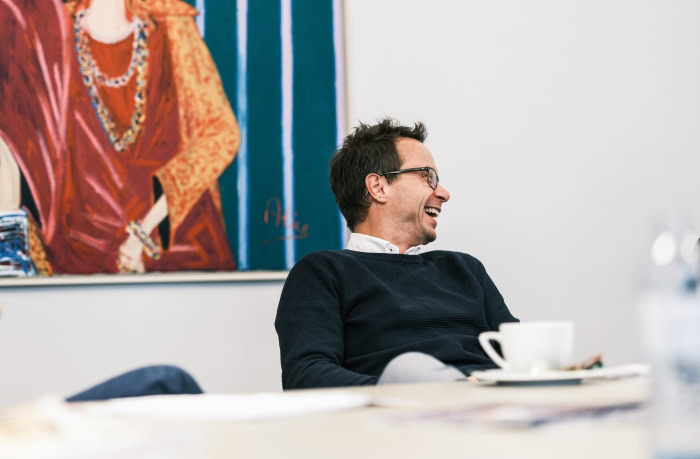 Johannes Edthaler in einem Besprechungsraum